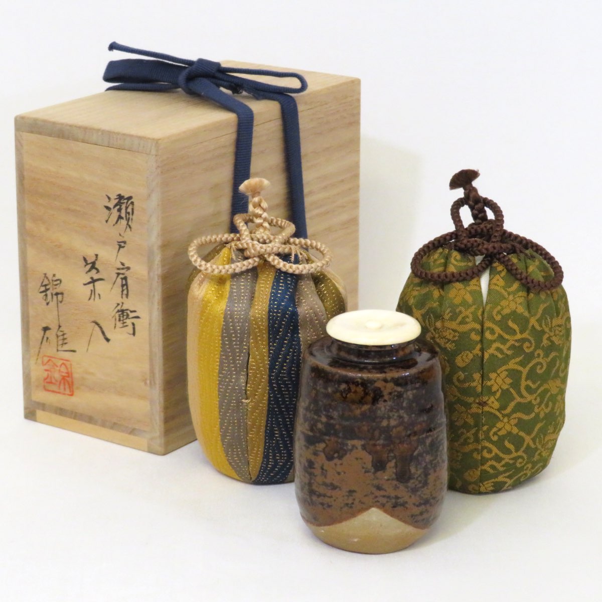 【六月の特売品】 赤津焼 加藤錦雄作 瀬戸 肩衝茶入 眼鏡箱 仕覆二つ 茶道具 【中古 美品】