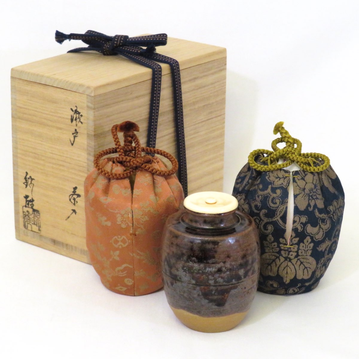 【六月の特売品】 赤津焼 加藤錦雄作 瀬戸 茶入 眼鏡箱 仕覆二つ 肩衝 茶道具 【中古 美品】