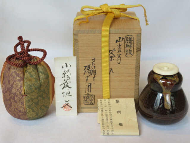 （七月◇特売品）遠州七窯 近江膳所焼 陽炎園作 中興名物写　山雀（やまがら）茶入 「小菊菱垣文」名物裂添 USED〈税込・送料込〉【中古・美品】