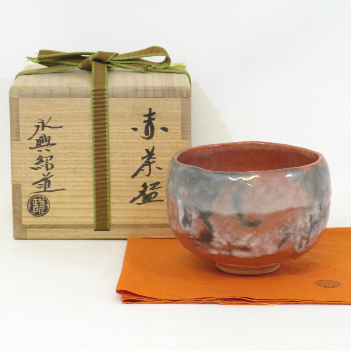 【七月の特売品】政所窯 永興紹道（後藤紹道）作 白幕釉 赤茶碗 楽焼 赤楽 茶道具 【中古 美品】