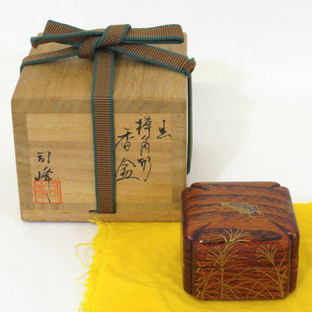 【十月の特売品】加賀蒔絵師 新井司峰造 虫 欅角形 香合 螺鈿 青貝 内金 風炉用茶道【中古 美品】