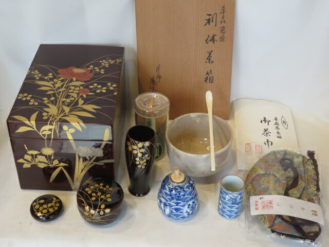 （十二月◇特売品）加賀塗師 岡本陽斎作 草花蒔絵 木製溜塗茶箱3点と 平安 富田静山作 染付振出・巾筒と 真上茶杓と 新兵衛窯作 萩焼小茶碗と 三点仕覆付フルセット〔税込・送料込〕【中古・新品含】