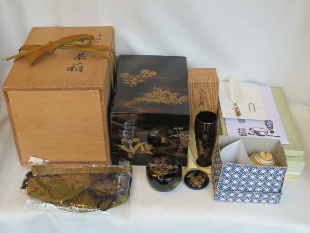 （四月◆特売品）平安表派塗師 川瀬表完作 春秋草花蒔絵 真塗利休茶箱と 平安清閑寺窯作 笹桐絵 金襴振出・巾筒セットと 荒磯緞子三点仕覆と 器据・和敬板〔送料込〕【中古・美品】
