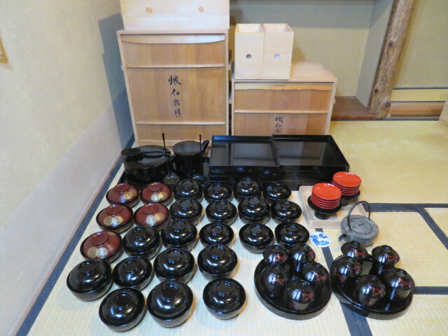 (五月◆特売品)加賀蒔絵師 道場宗廣作 木製本漆塗懐石道具一式と 燗鍋銚子と 杉八寸盆〈税込・送料込〉【中古・美品】