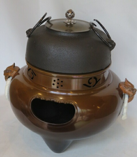 (六月◆特売品)高岡鋳師 金森紹栄作 南鐐摘み平丸霰釜添 唐銅鬼面風炉 〈税込・送料込〉【中古・未使用】