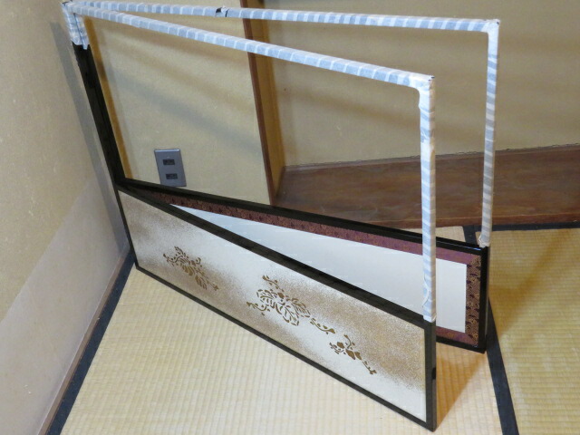 (六月◆特売品)黒漆塗縁 金砂子地 乱桐紋 波に鱗鶴緞子裂 両面使 二尺四寸 京間用腰風炉先〈送料込〉【中古・未使用シミ】