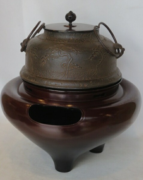 (六月◆特売品)富山県高岡銅器 般若多茂都作 浜松地紋真形切合釜添 唐銅朝鮮風炉 共箱 〈税込・送料込〉【中古・美品】