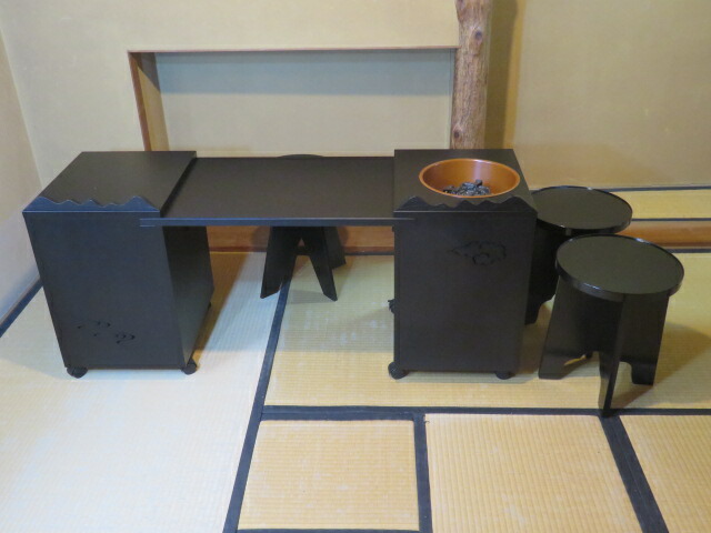 (八月◆特売品)静和棚 立礼卓 鵬雲斎大宗匠御好写 裏千家用 椅子三客 移動式 唐銅落電熱器付【税込・送料込】【中古・美品】
