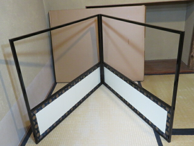 (十月◆特売品)黒漆塗縁 唐松裂地 裏鷲子 両面使 二尺四寸 京間用腰風炉先〈税込・送料込〉【中古・美品】
