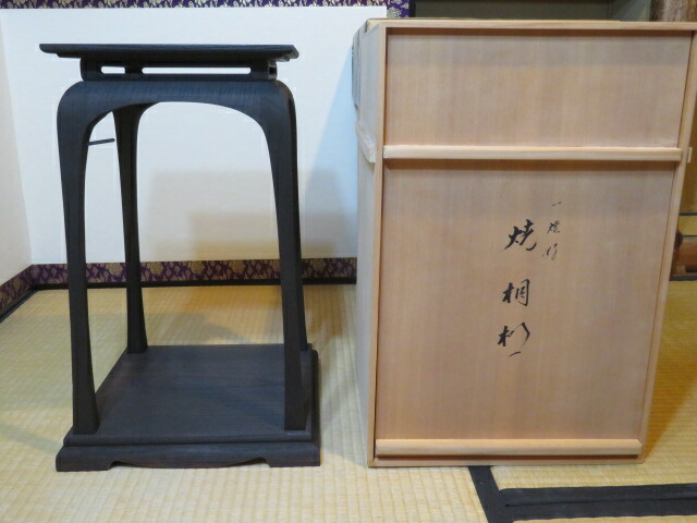 （十月◆特売品）平安表派 川瀬表完作 裏千家八代 又玄斎 一燈好写 焼桐棚 茶道具【激レア・美品】〔税込・送料込〕