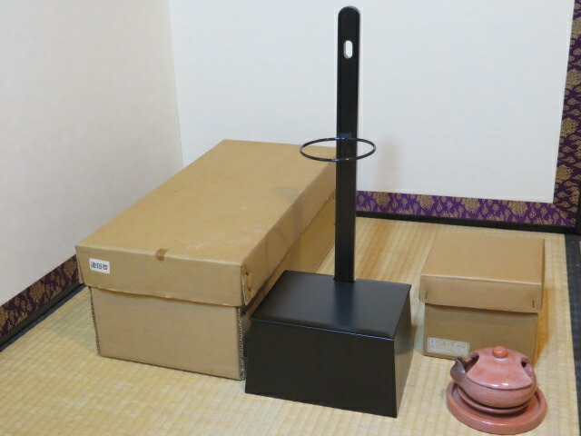 (十月◆特売品)夜咄道具 木製真塗 短檠と 松楽窯 赤楽すずめ瓦 茶道具〔税込・送料込〕【中古・美品】