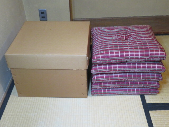 (十月◆特売品)茶席用座布団 吉野間道裂(赤) 五客分〈税込・送料込〉【中古・未使用】