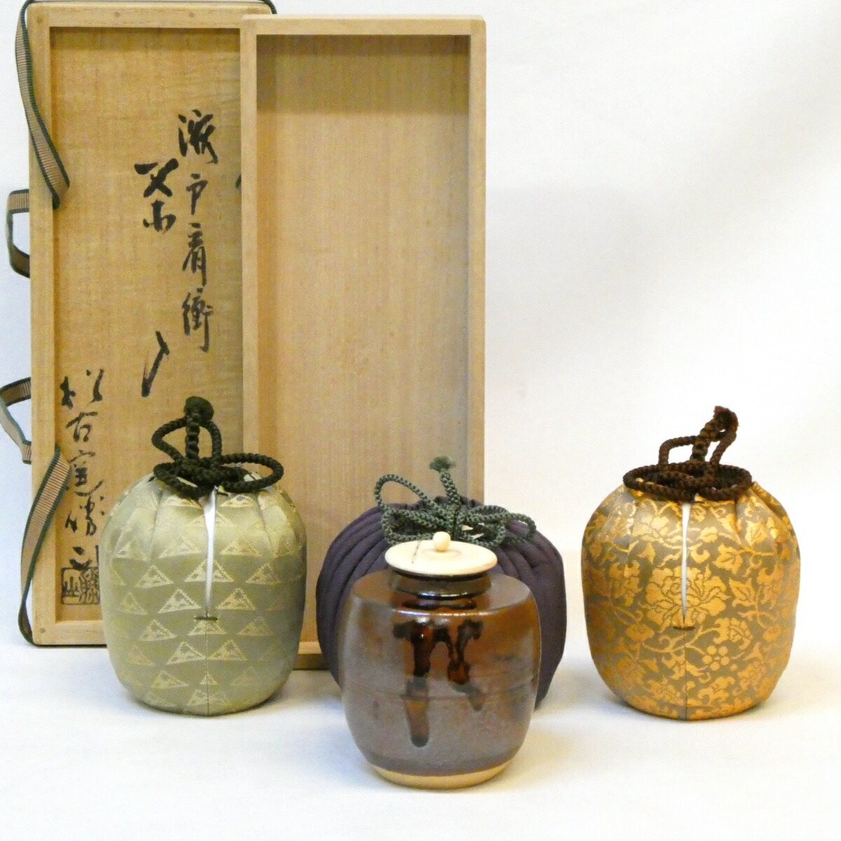 【虫喰上蓋】 松阪萬古焼 松古窯 佐久間勝山作 瀬戸肩衝 茶入 眼鏡箱 御物袋添 鱗鶴緞子 椿牡丹文 茶道具 【中古 美品】