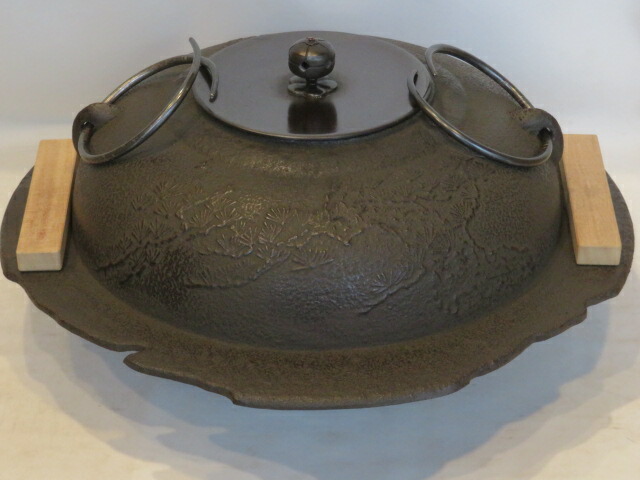 (十一月◆特売品)東大阪市 あじろ鉄 焼抜 老松地紋 透木釜 炉用透木付〈税込・送料込〉【中古・美品】