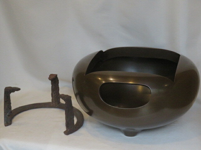 （十一月◆特売品）高岡鋳師 般若勘渓作 唐銅 方円風炉と 風炉用虫喰五徳 〈税込・送料込〉【中古・超美品】