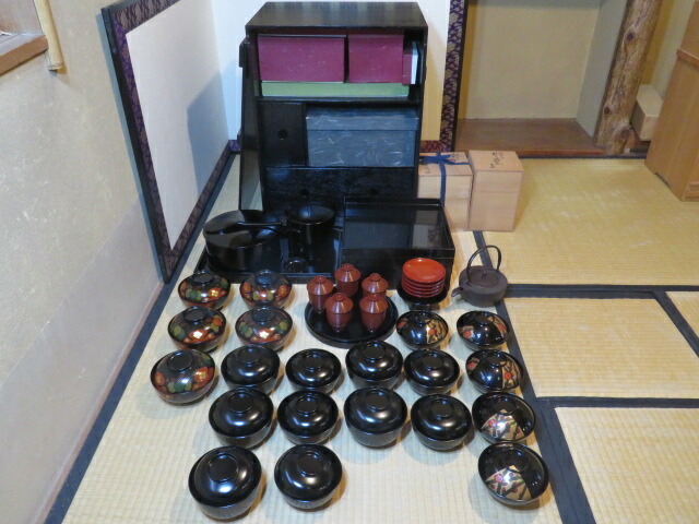 （十一月◆特売品）木製本漆塗懐石道具一式 黒塗木箱入と 橋本辰敏作 銚子と 輪島塗 梅蒔絵吸物椀と 利休箸１００膳〈税込・送料込〉【中古・超美品】