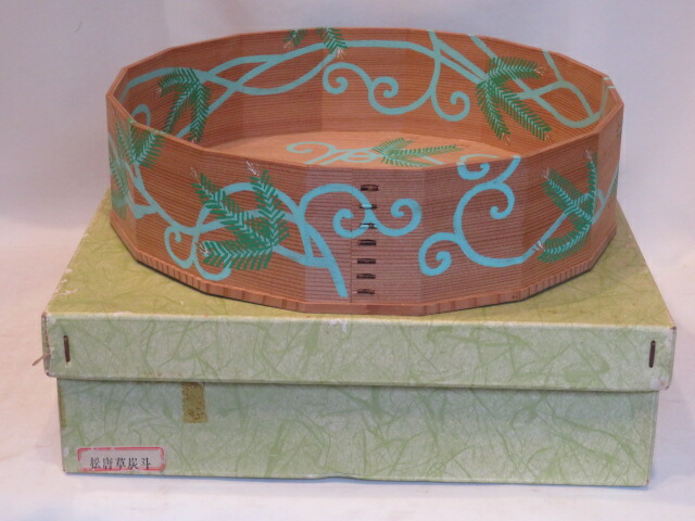 （十一月◆特売品）裏千家流 玄々斎好写 松唐草 炭斗〔立礼棚・点茶盤〕〈税込・送料込〉【中古・美品】