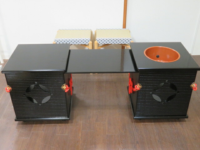 （十一月◆特売品）真塗御園棚 立礼卓 淡々斎好写 裏千家用 椅子二客 保護マット付 組立式 電熱器対応落とし ４００W-B型電熱付【税込・送料込】【中古・超美品】