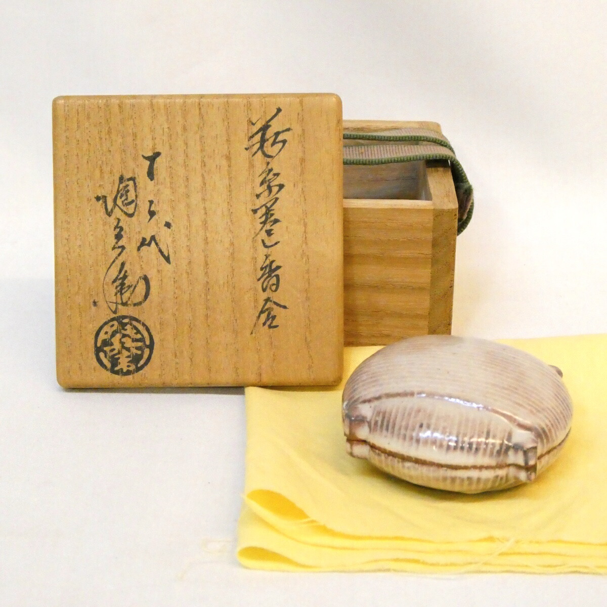 【十二月の特売品】十二代 田原陶兵衛作 萩焼 糸巻 香合 茶道具【中古 美品】
