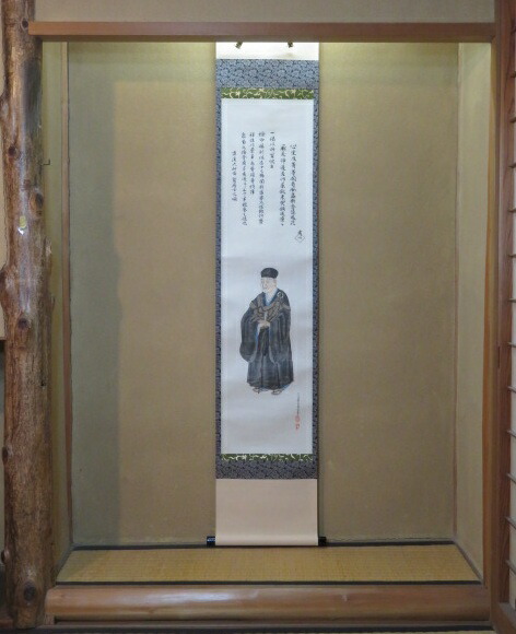 （新春）利休忌 「利休立像」 一行軸〔税込・送料込〕【中古・シミ】