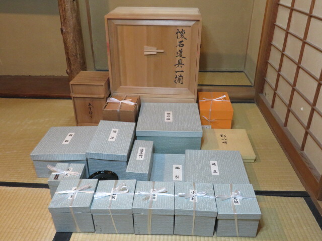 （新春）輪島塗 久世宗春作  木製本漆塗懐石道具一式 と 宗禅作毛織燗鍋銚子と 杉八寸盆と 川瀬表完作縁高と 岡本陽斎作小吸椀  【税込・送料込】 【中古・美品】