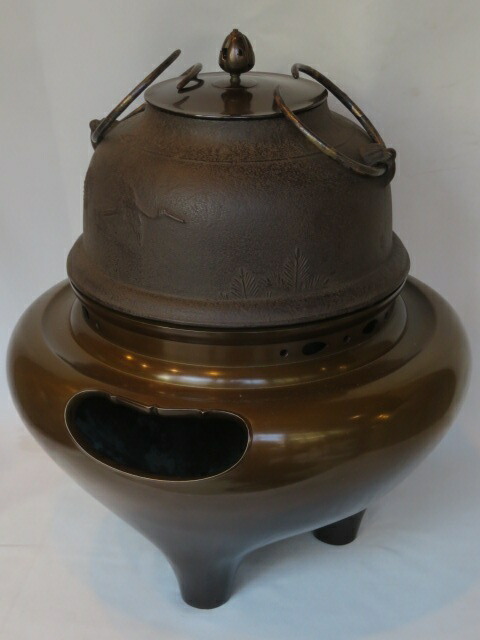 （新春）唐銅 切合朝鮮風炉 芦屋釜写 松喰鶴地紋真形釜添 中空釜鐶付 菊地正直 一ノ瀬宗辰合作 【税込・送料込】【中古・美品】