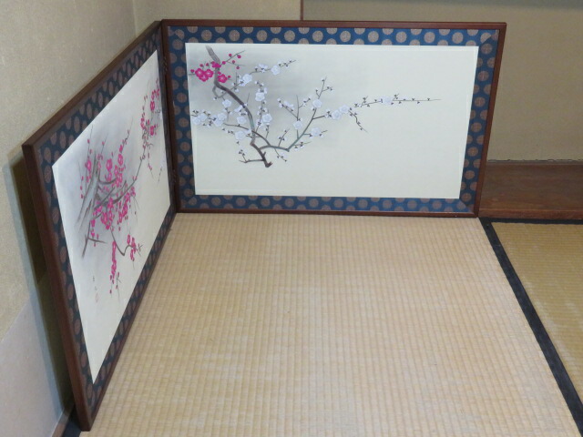 （決算）本崎峯流画 紅梅白梅の図 桑縁 唐松裂 裏鷲子 両面使 尺八寸 江戸間用腰風炉先〈税込・送料込〉【中古・美品】