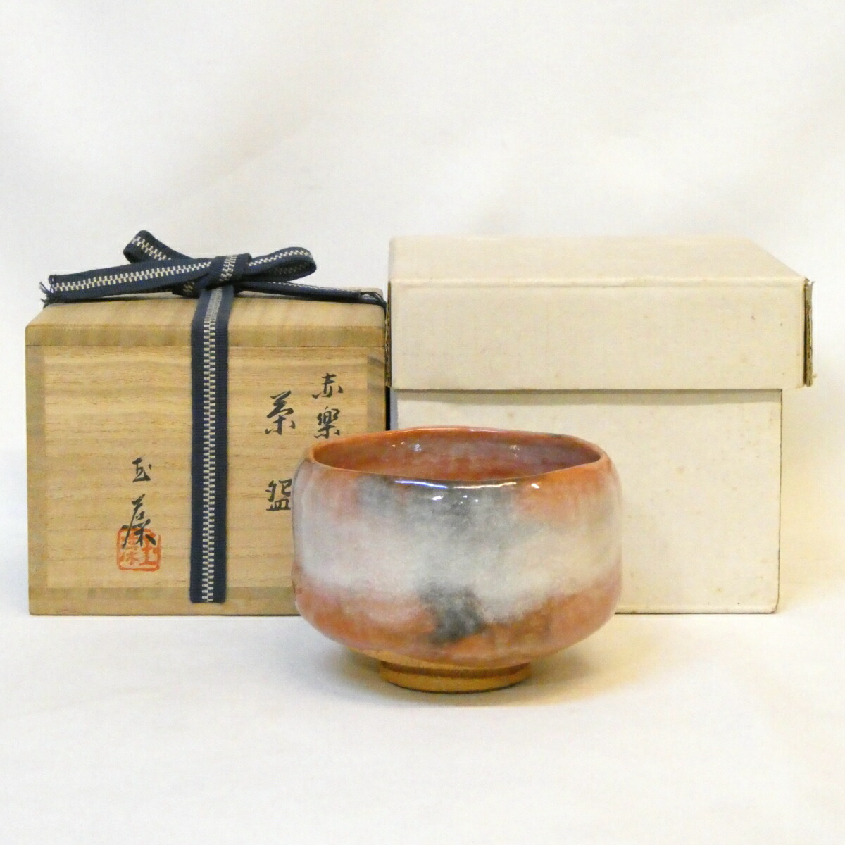 【二月の特売品】玉藻焼 二代 氏家常美作 赤楽茶碗 白幕釉 茶道具【中古 美品】