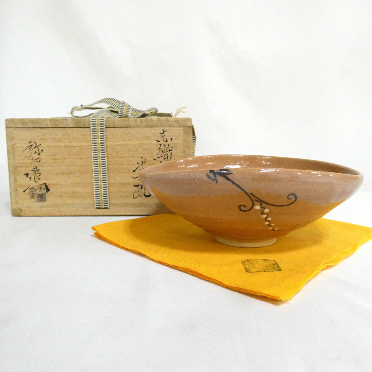 (三右衛門◆祭り)美濃焼 大萱八坂窯 加藤弥右衛門作 赤織部平茶碗 茶道具【中古 美品】