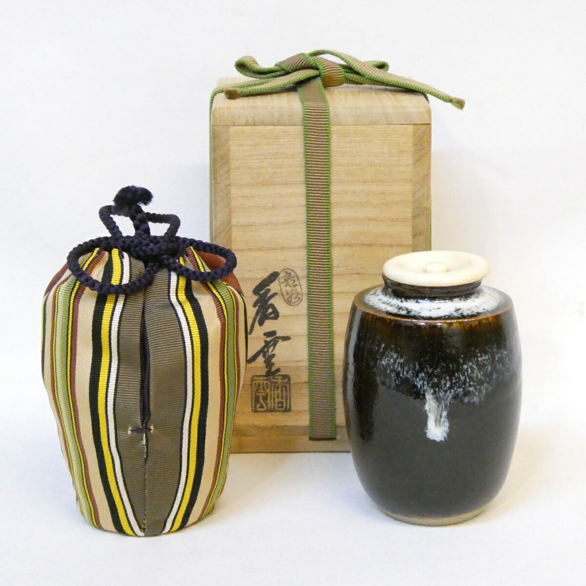 【三月の特売品】竜谷窯 宮川香雲作 肩衝茶入 日野間道仕覆添え 茶道具【中古 美品】