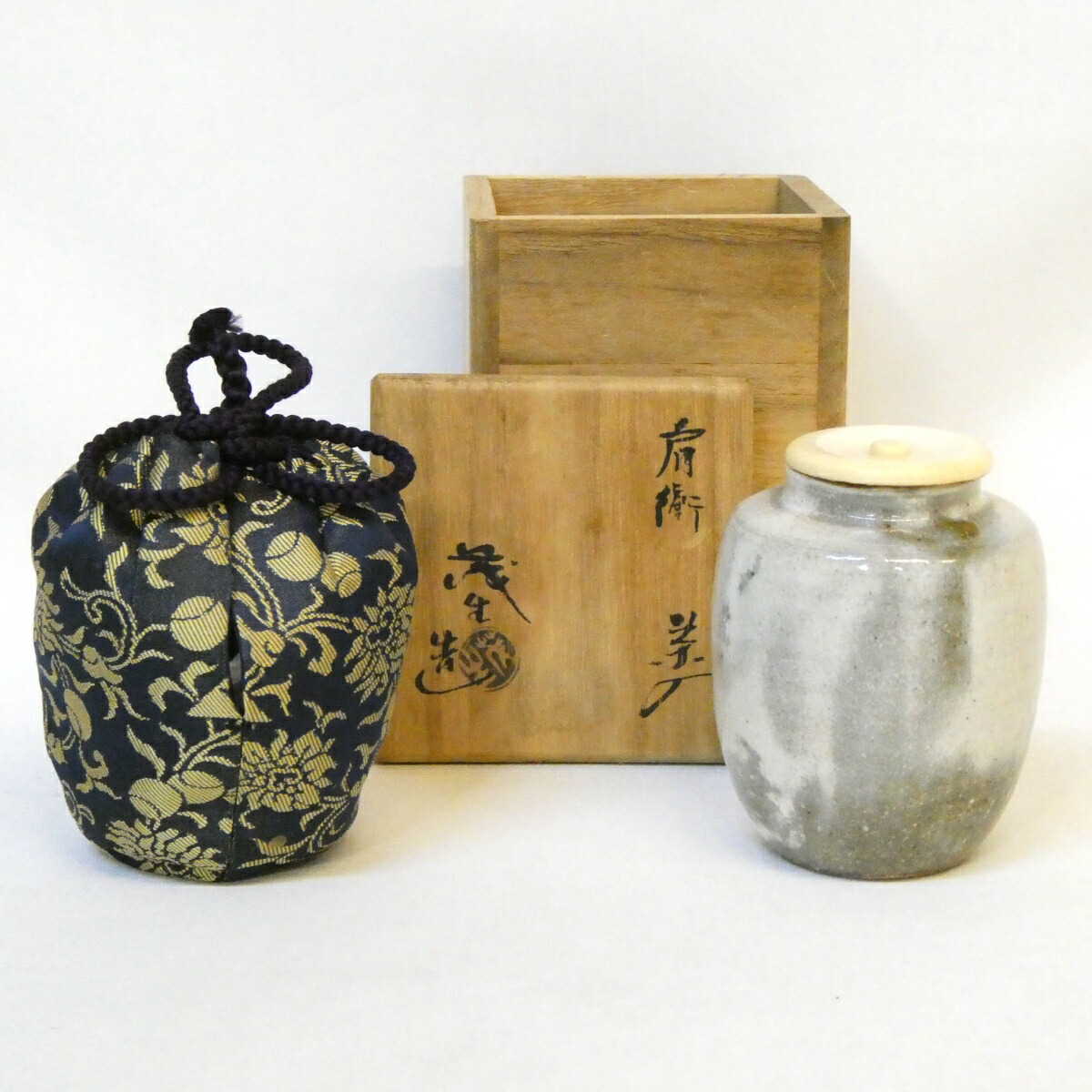 【三月の特売品】萬古焼 清水茂生作 肩衝茶入 灰釉 壺壺二重蔓牡丹唐草 茶道具【中古 美品】