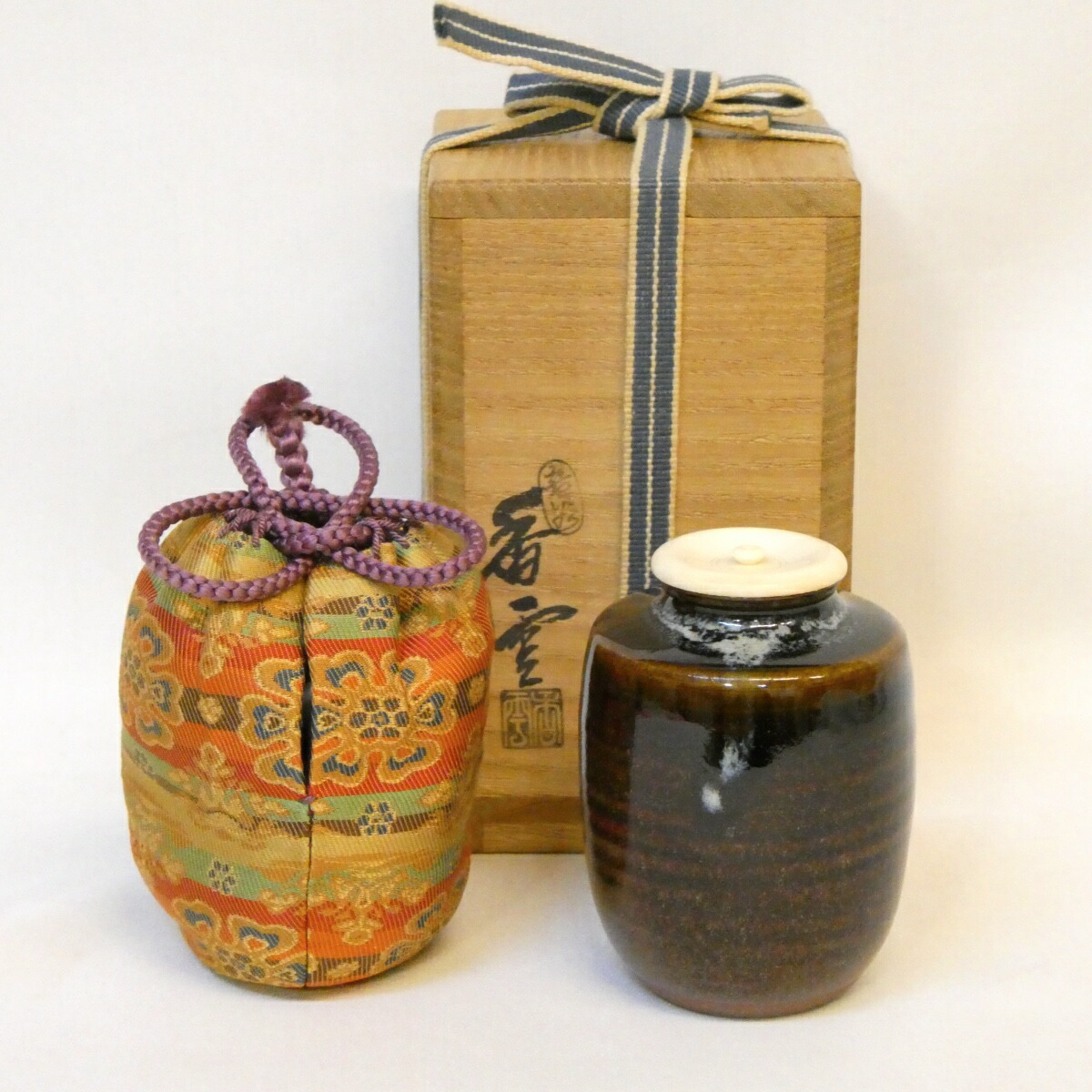 【三月の特売品】竜谷窯 宮川香雲作 肩衝茶入 山岳花文長班錦仕覆添え 茶道具【中古 美品】