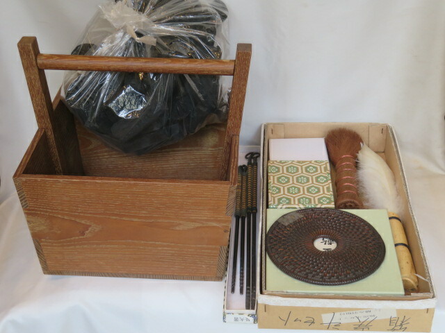 （卯月）桑製 箱炭斗十二点セット 〔炉炭・板釜敷・釜据・籐釜敷・炉長火箸・風炉蕨頭火箸・水屋鐶・香箱・沈香・白鳥掴み羽・底洗〕【税込・送料込】【中古・美品】