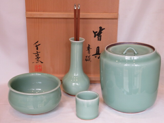 （卯月）千古窯 青磁皆具 台子皆具と 唐銅製鳥頭飾火箸【税込・送料込】【中古・未使用】
