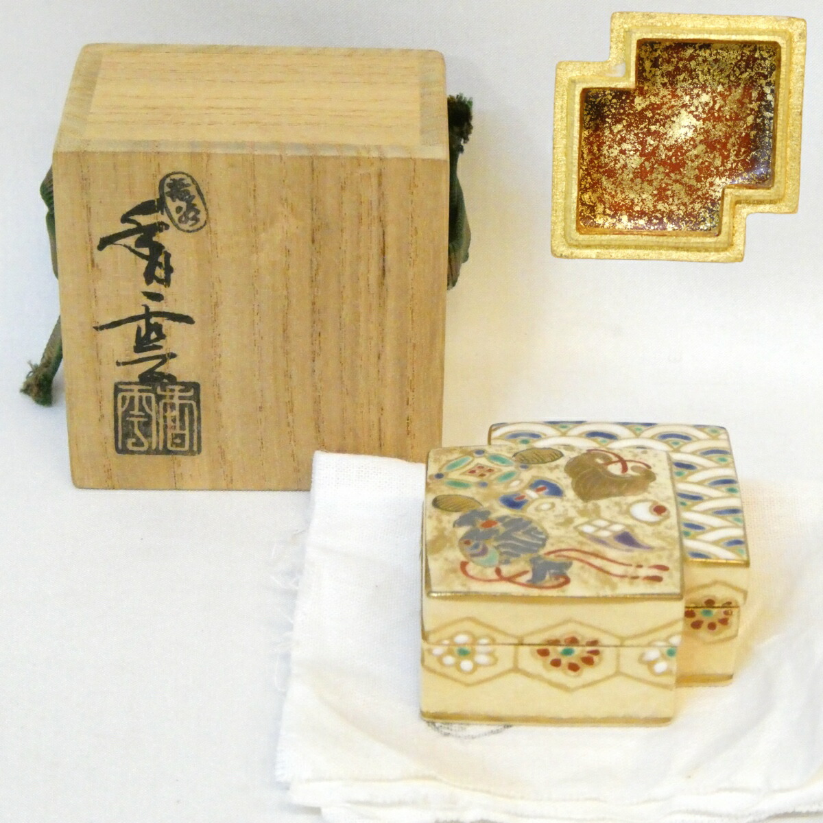 【四月の特売品】平安竜谷焼 宮川香雲作  色紙香合 青海波 宝尽くし 茶道具【中古 美品】