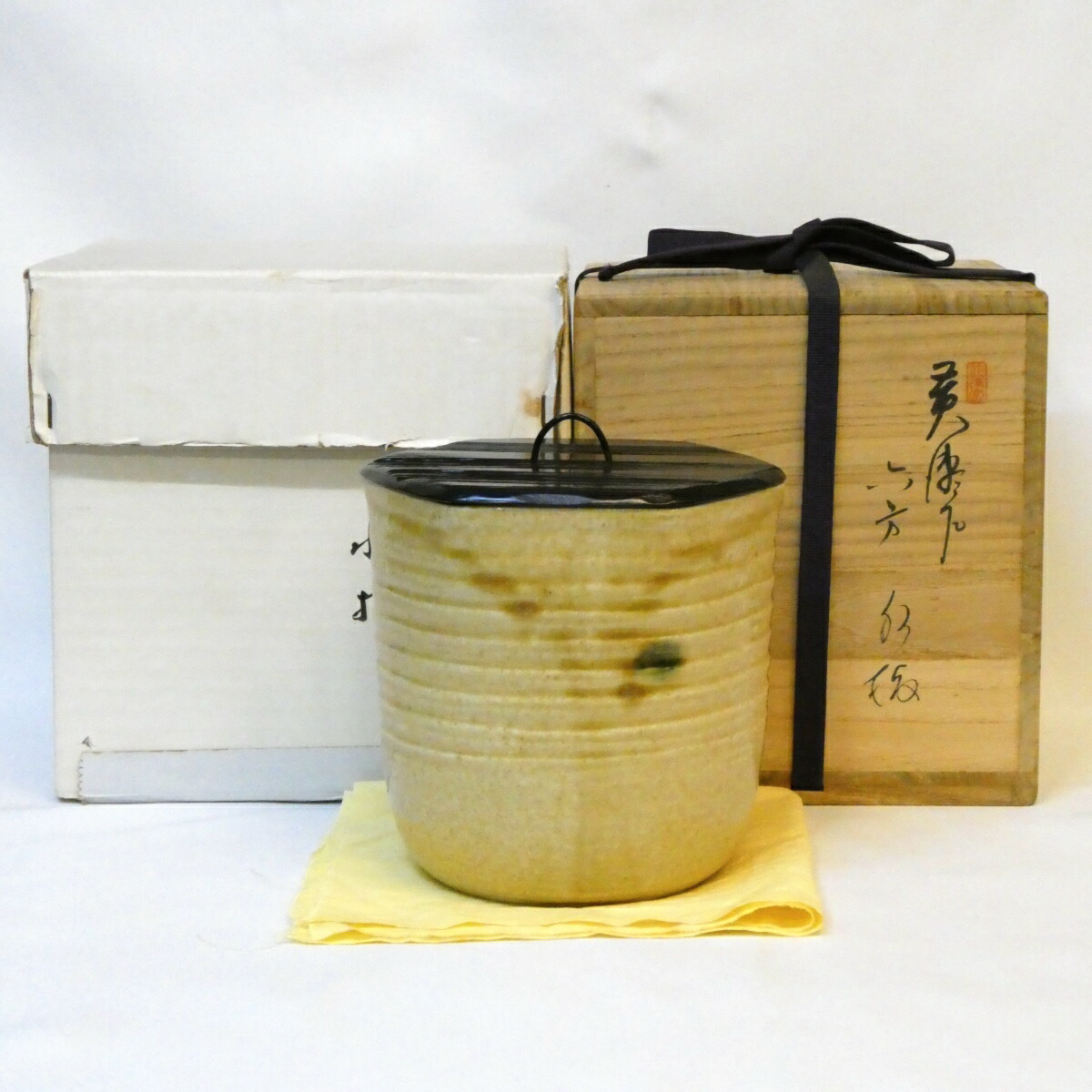 【五月の特売品】三十一世 加藤唐三郎作 黄瀬戸 六方 水指 一閑ヘギ目塗蓋 六角 瀬戸市無形文化財指定 茶道具【中古 美品】