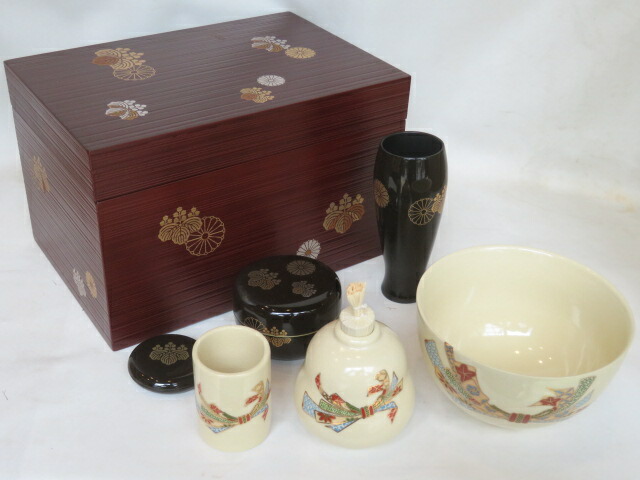 （睦月）〔在庫処分品〕利休茶箱 高台寺蒔絵 木製千筋うるみ塗 三点セット付と 美濃 宮地英香作 仁清 束のし三点セット付 【税込・送料込】【在庫・未使用】