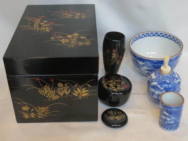 （睦月）〔在庫処分品〕利休茶箱 春秋蒔絵 木製黒掻合塗 三点セット付と 平安 高野昭阿弥作 祥瑞 丸紋山水三点セット付 【税込・送料込】【在庫・未使用】