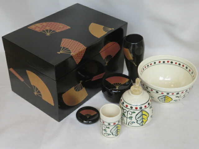 (睦月)〔在庫処分品〕利休茶箱 扇面蒔絵 木製黒掻合塗 三点セット付と 平安 田中香泉作 仁清 オランダ三点セット付 【税込・送料込】【在庫・未使用・しみ】