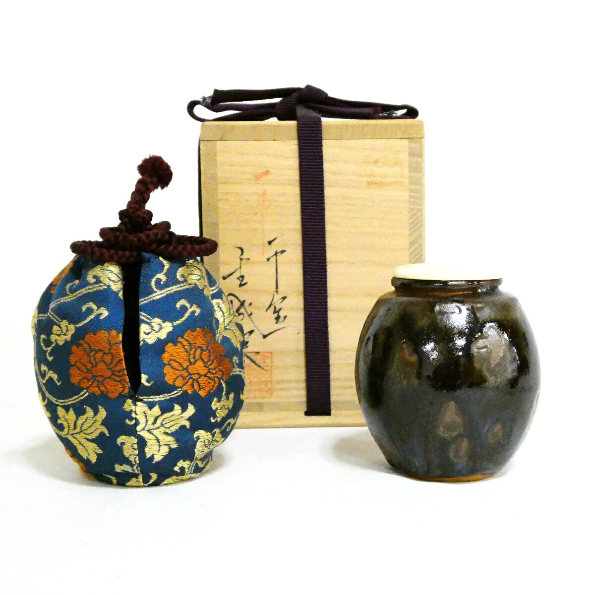【茶道具】韓国陶窯公社 金成根作 高麗茶入 二重蔓牡丹緞子 【中古 美品】
