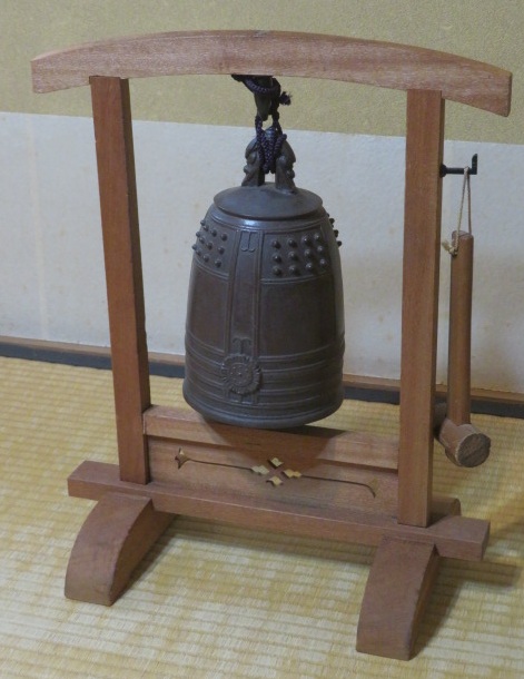 （葉月）高岡製 時代唐銅喚鐘・桑喚鐘枠（小）付 懐石道具【税込・送料込】【中古・美品】
