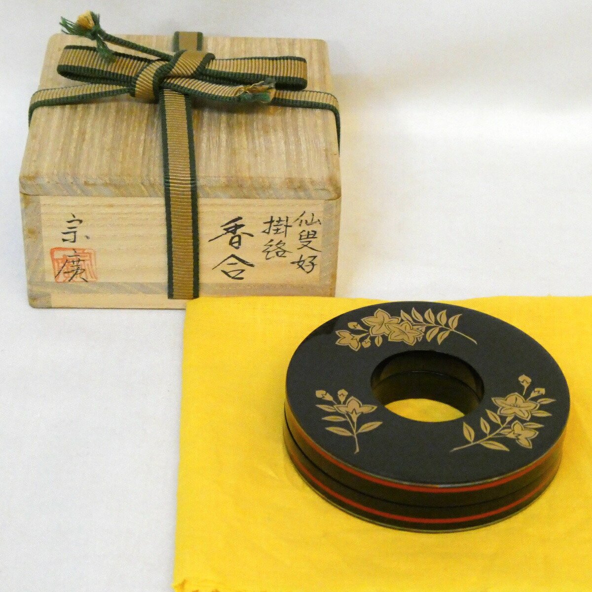 【八月の特売品】山中塗 道場宗廣作 仙叟好写 掛絡香合 茶道具 螺鈿 青貝【中古 美品】