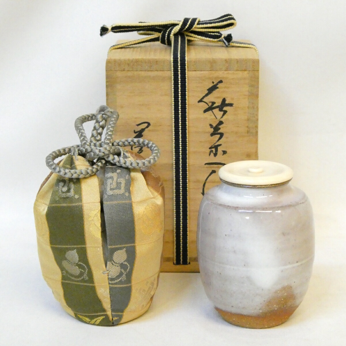 【九月の特売品】萩焼 岡田裕作 肩衝茶入 寶間道仕覆添 茶道具【中古 美品】