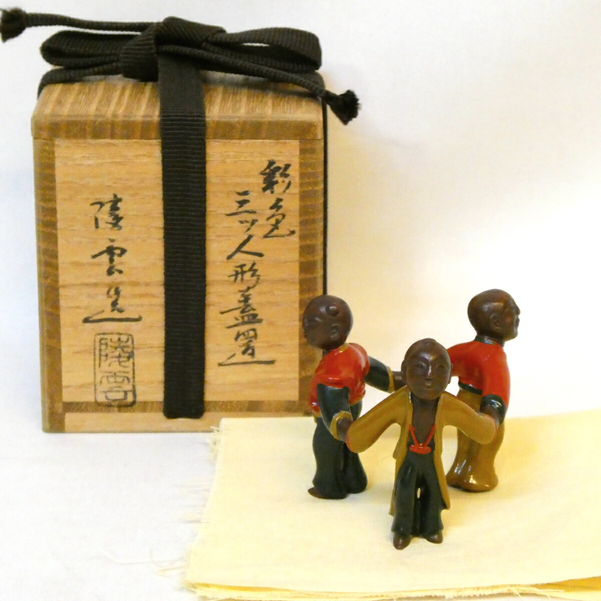 【九月の特売品】金工師 陵雲作 唐銅  彩色 三ツ人形 蓋置 三人形 茶道具【中古 美品】