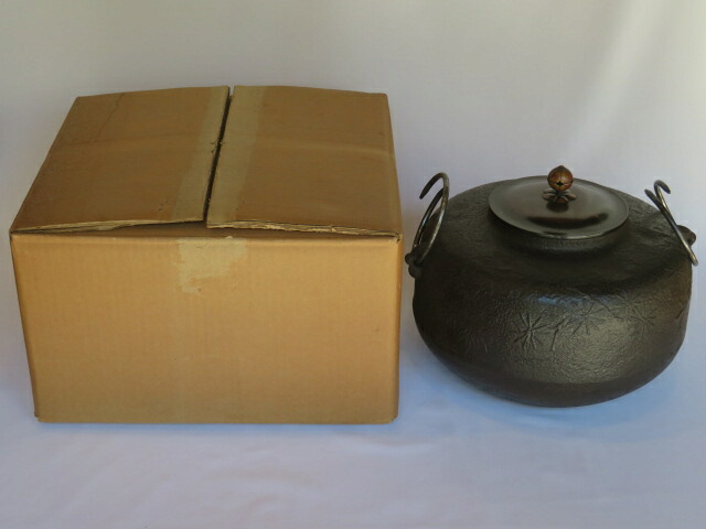 （長月）東大阪市 あじろ鉄 焼抜 松竹梅地紋 炉釜 茶道具【税込・送料込】【中古・超美品】